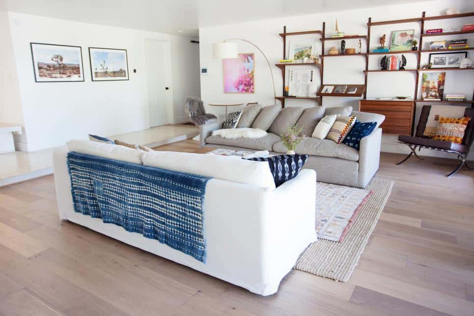 Contemporary Living Room (by. hgtv.com)