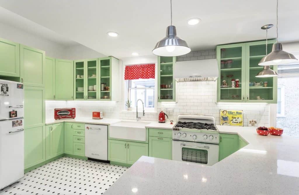Modern Kitchen in Green and White (by. adammilton.com)