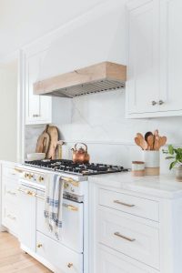 20 White Kitchen Cabinets To Brighten Your Cooking Space