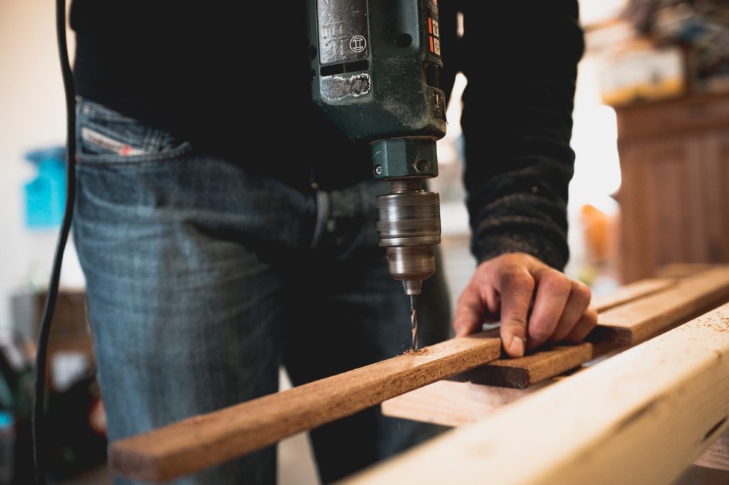 The Pros and Cons of Hiring a Handyman to Help With Home Improvements