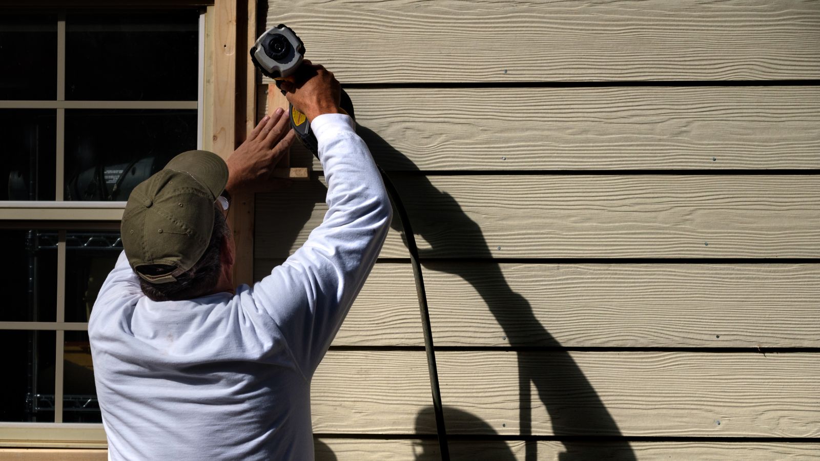 How to Remove and Install Siding